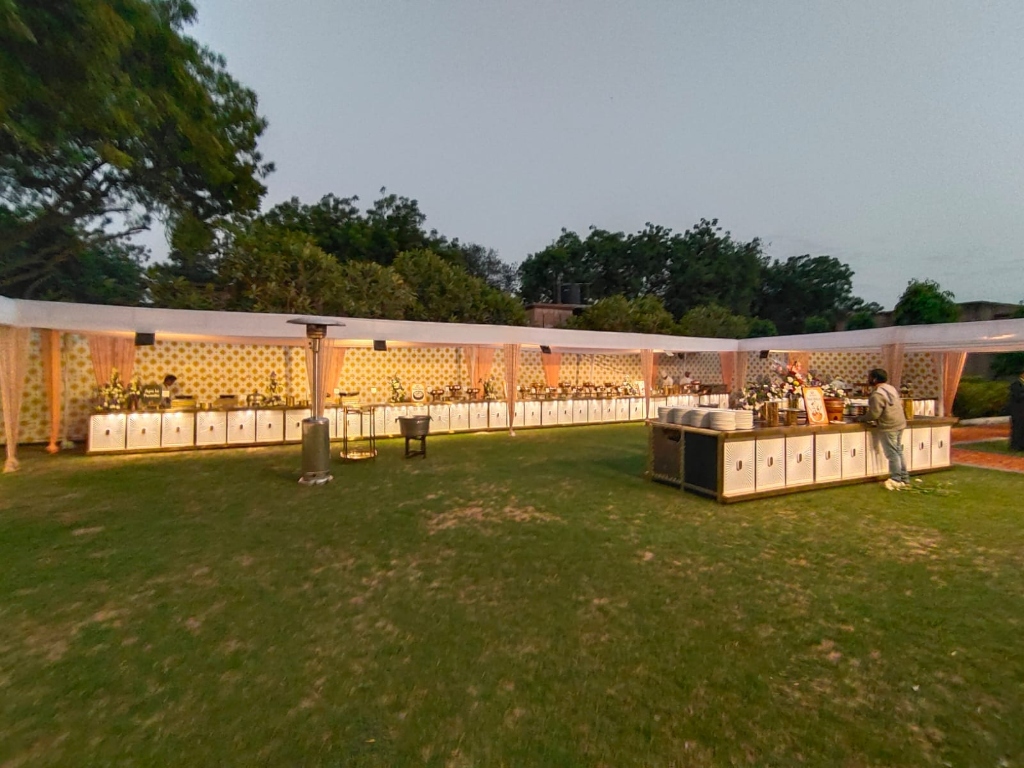 Outdoor Lawn Banquet & Live Food Counters