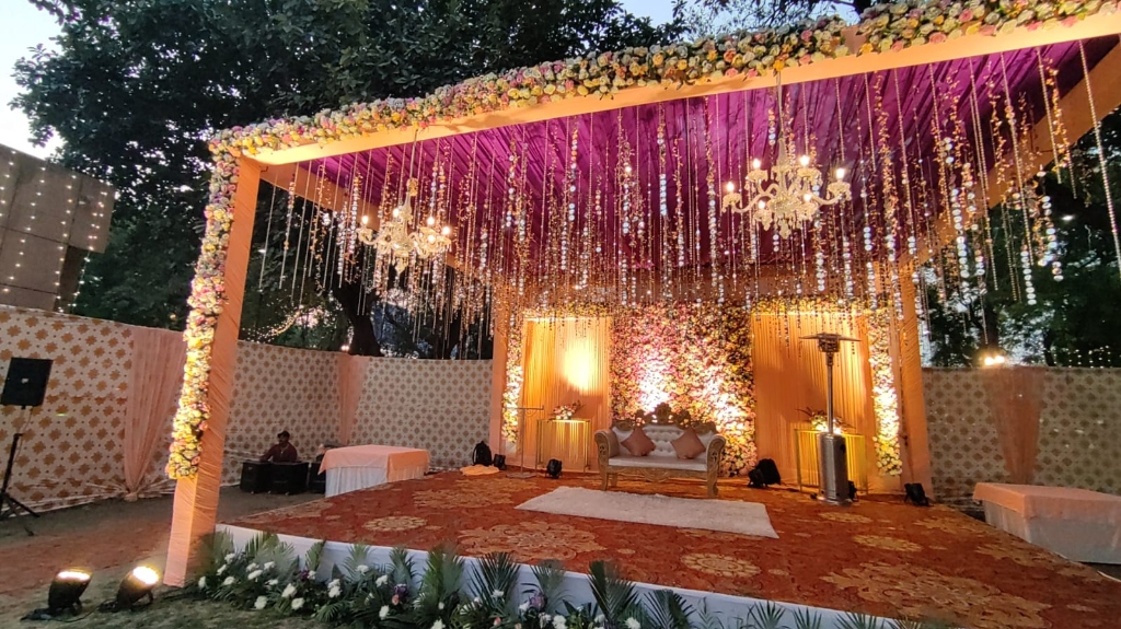 Royal Wedding Stage & Crystal Chandelier Mandap